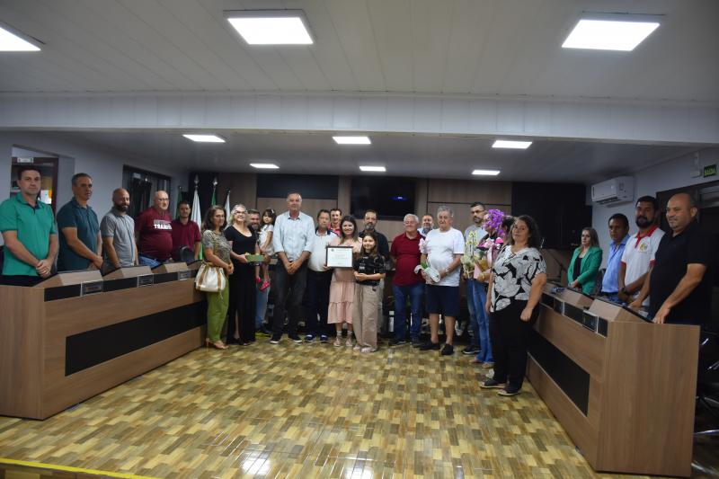 Moções de Aplausos são entregues à fisioterapeuta Roberta Zanquetti e ao Movimento Lareira